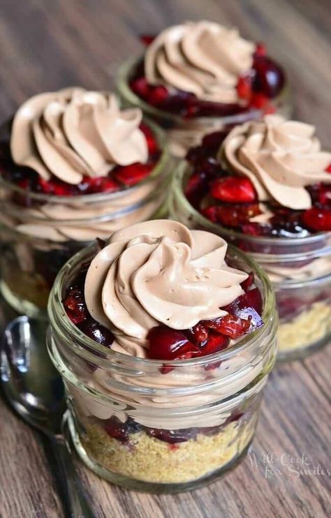 No-Bake-Chocolate-Cherry-Cheesecake-Pie-In-A-Jar-1 Cherry Cheesecake Pie, Hot Fudge Topping, Picnic Desserts, Individual Pies, Pie Crust Dough, Cheesecake Pie, Cherry Cheesecake, Fruity Desserts, Lime Pie