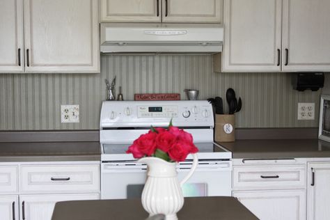 Beadboard Backsplashes - https://modernize.com/home-ideas/17640/beadboard-backsplashes Kitchen Beadboard, Cheap Backsplash, Beadboard Kitchen, Beadboard Wallpaper, Backsplash Wallpaper, Beadboard Backsplash, Paintable Wallpaper, Diy Backsplash, Dark Cabinets