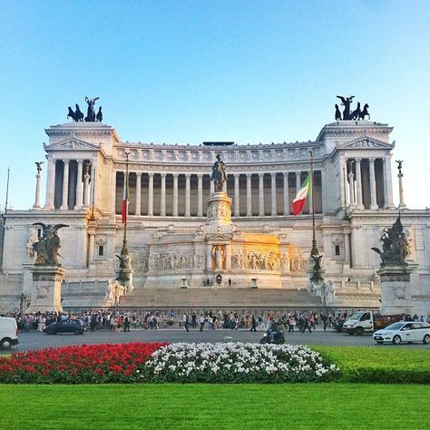 Travel Tips for Seeing Rome in 24 Hours - The Best Neighborhoods, Sightseeing, Restaurants and Where to Stay One Day In Rome, Day In Rome, Visit Rome, Rome Travel, Italy Vacation, To Infinity And Beyond, Rome Italy, Oh The Places Youll Go, Dream Destinations