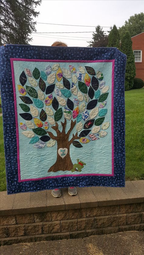 Family Tree Quilt Ideas, Family Tree Quilt Patterns, Tree Of Life Quilt, Family Tree Quilt, Family History Organization, Bandana Quilt, Family Quilt, Tree Quilt Pattern, Warm Bodies