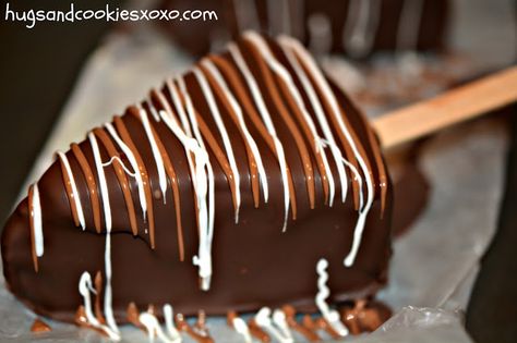 Hugs & CookiesXOXO: DON'T FAINT! CHOCOLATE DIPPED CHEESECAKE SLICES ON STICKS!!!!! Dipped Cheesecake, Chocolate Dipped Cheesecake, Cheesecake Slices, Chocolate Covered Cheesecake, Frozen Cheesecake, Mini Tortillas, Cake Bites, Cheesecake Bites, Fair Food Recipes