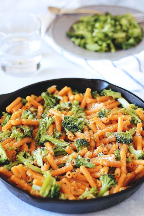 Lentil Pasta With Vegan Butter & Garlic Sauce - Protein packed lentil pasta with broccoli in a vegan butter and garlic sauce. Made in 15 minutes! A weeknight favorite. NeuroticMommy.com #vegandinners #plantbased #healthy Vegetarian Beginner, Lentil Pasta Recipe, Butter Garlic Sauce, Red Lentil Pasta, Pasta With Broccoli, Lentil Pasta, Butter Pasta, Vegan Pasta Recipes, Vegan Main Dishes