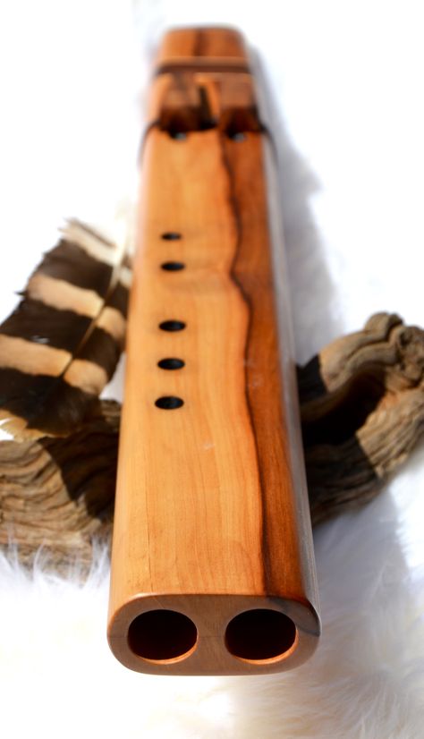 Old Musical Instruments, Indian Musical Instruments, Native Flute, Wooden Flute, Music Gadgets, Wooden Toys Diy, Flute Instrument, Homemade Instruments, Pentatonic Scale