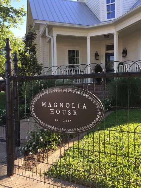 What to Know Before Staying at Magnolia House Bed and Breakfast - Booking Magnolia House 2018 Magnolia Bed And Breakfast, Stile Joanna Gaines, Magnolia Farms Fixer Upper, Gaines Fixer Upper, Magnolia Fixer Upper, Magnolia House, Fixer Upper Joanna Gaines, Fixer Upper Farmhouse, Joanna Gaines Style