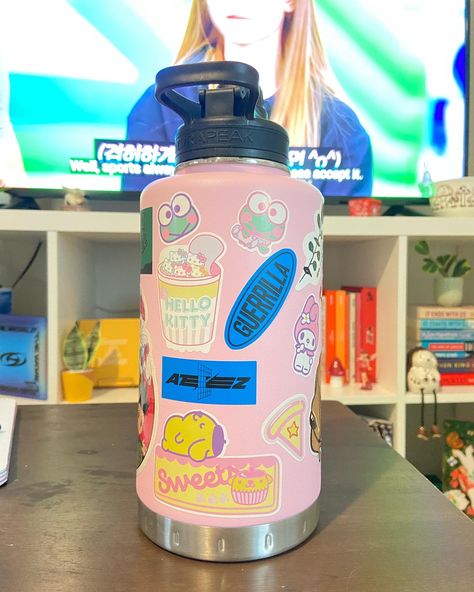 Decorated Hydro Flask, Big Water Bottle, Pretty Bottles, Kpop Room, Pink Water Bottle, Aesthetic Objects, Girly Car Accessories, Fall Mood Board, Girly Car