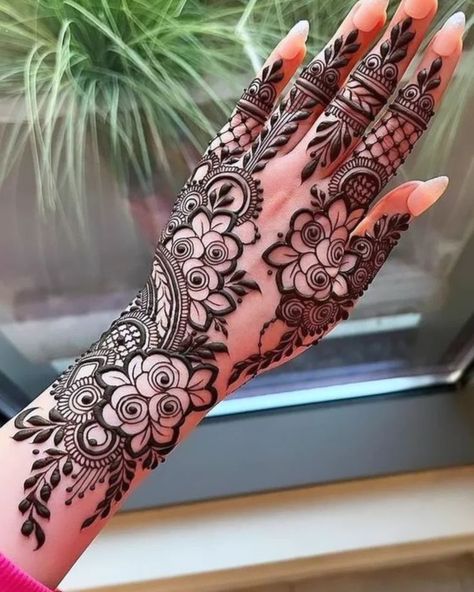 35+ '90s Fashion Trends That We Never Thought Would Be Fashionable Again, But They Are Eid Mehendi, Mehndi Look, Front Mehndi, Wholesome Comics, Short Mehndi Design, Eid Mehndi, Front Mehndi Design, Pretty Henna, Mehndi Designs Bridal Hands