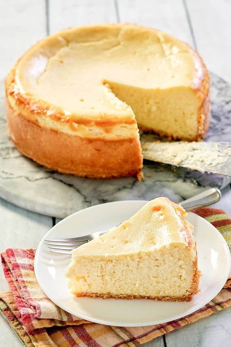 Lindy's Cheesecake Recipe, Best New York Cheesecake, New York Cheesecake Recipe, Perfect Cheesecake, Favorite Holiday Desserts, Yummy Cheesecake, Cheesecake Crust, Cheesecake Recipes Classic, Homemade Cheesecake