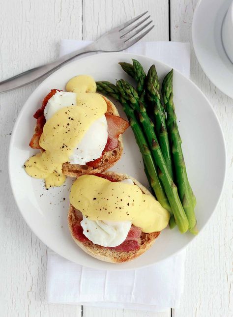 Julia Child's Eggs Benedict Recipe. Great instructions, and delicious sauce. Homemade Hollandaise Sauce, Julia Childs, Eggs Benedict Recipe, Egg Benedict, Julia Child Recipes, Mexican Breakfast Recipes, Leftover Ham Recipes, Diner Recept, Ham Recipes