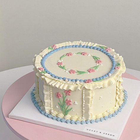 Korea Cake, Flower Cake Design, Bolo Vintage, Cake With Flowers, Vintage Birthday Cakes, Korean Cake, Elegant Birthday Cakes, Simple Cake Designs, Funny Birthday Cakes