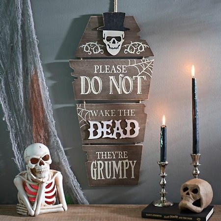 Coffin Sign, Halloween Wood Crafts, Homemade Halloween Decorations, Raise The Dead, Halloween Coffin, Creepy Halloween Decorations, Adornos Halloween, Halloween Porch Decorations, Halloween Crafts Decorations