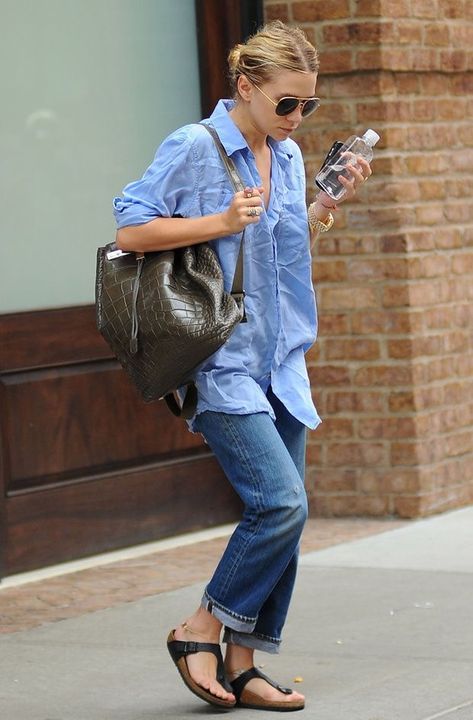 How To Wear Birkenstock Sandals, How To Wear Birkenstock, Olsen Fashion, Olsen Twins Style, Birkenstock Outfit, Look Jean, Mary Kate Olsen, Birkenstock Women, Ashley Olsen