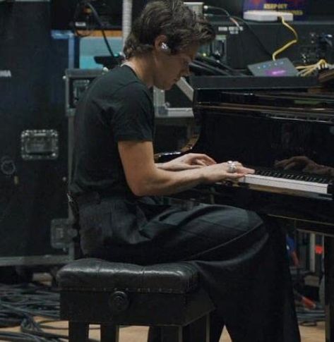 Piano Man, He Makes Me Happy, One Direction Harry, Playing Piano, Mr Style, Treat People With Kindness, Harry Edward Styles, Edward Styles, I Cant Even