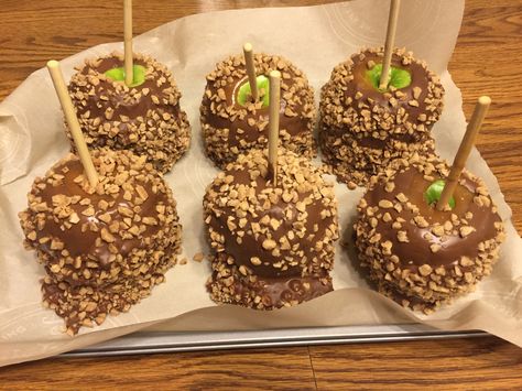 Candied Apples Aesthetic, Caramel Apples Aesthetic, Apples Aesthetic, Wedding Cake Cookies, Cookie Snack, Candy Apple, Caramel Apple, Fall Baking, Cute Desserts