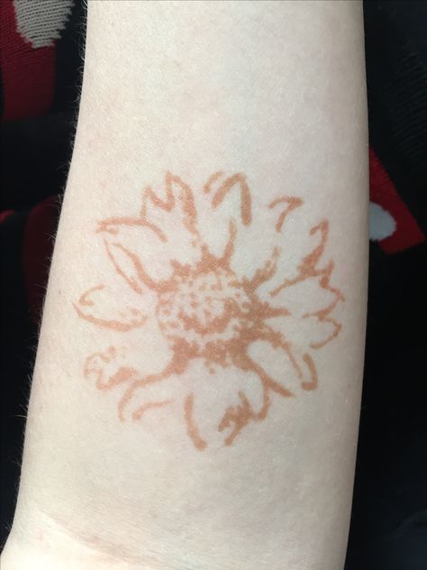 Henna tattoo sunflower Henna Sunflower, Sunflower Henna, Tattoo Sunflower, Henna Tattoo, Leaf Tattoos, Maple Leaf Tattoo, Henna, Sunflower, Tattoos