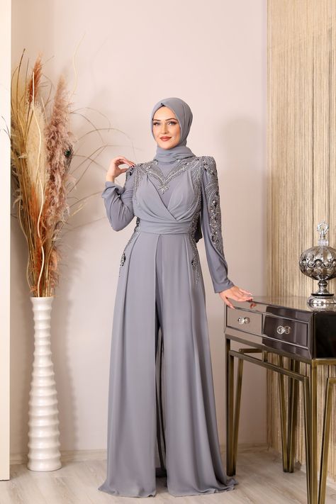 It is an evening dress model with applique embroidery on the front, hidden zipper on the back, lined inside. The product length is maxi length and consists of 1 piece in total. The fabrick style is multi chiffon candy fabric. The mold is full mold. Graduation Dress Hijab, Plus Size Hijab, Jumpsuit Evening, Grey Evening Dresses, Dresses Hijab, Muslim Wedding Dress, Wedding Jumpsuit, Hijab Dress, White Wedding Dresses