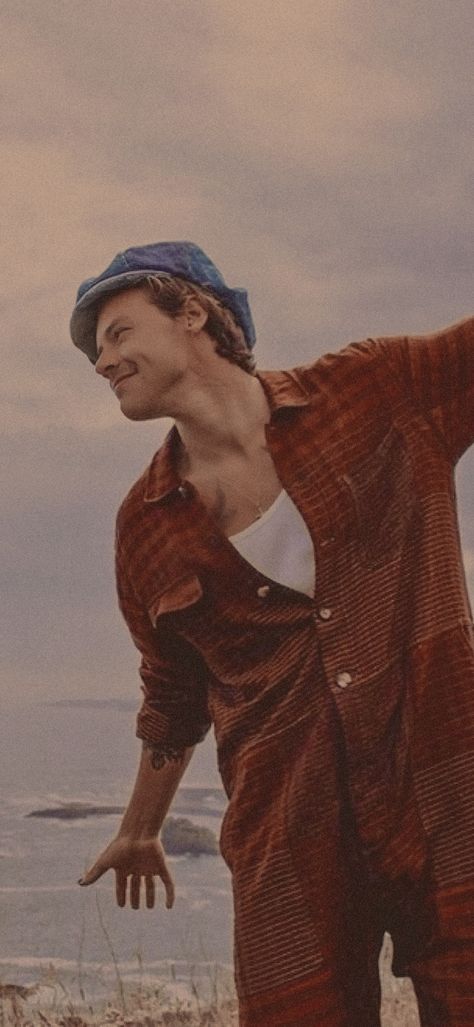 Harry Styles Aesthetic Outfits, Vintage Harry Styles, Young Harry Styles, Harry Styles Wallpaper Iphone, Harry Styles Adore You, November Wallpaper, One Direction Wallpaper, Harry Styles Aesthetic, Harry Styles Wallpaper