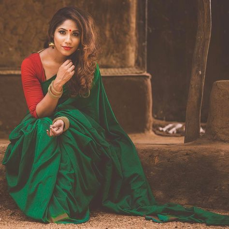 1,912 Likes, 8 Comments - Photography | Videography (@photon_image_) on Instagram: “Photoshoot For @maayastudio | Model @kathy angel @cati_angel |  makeup artist @amila.liyanage amila…” Plain Green Saree, Poses On Saree, Saree Plain, Pics Poses, Instagram Photoshoot, Saree Poses, Plain Saree, Indian Look, Simple Sarees