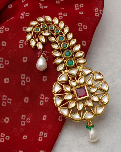 Doesn’t this beautiful kalgi give a feel of royalty! ✨ At Raj jewellery, we love when grooms put out their style statements for their special days with their dapper outfits and majestic groom accessories. #jewellerydesign #rajjewellery #rambaghbyrajjewellery #rajjewellerybrides #earrings #nriwedding #indianwedding #jewellerystyling #silverjewellery #vogueindia #silverjewelry #traditional #weddingjewellery #groomjewellery #groominspiration #groomaccessories Kalgi For Groom Gold, Kalgi For Groom, Jewellery Motifs, Groom Jewellery, Deity Jewellery, Mens Bracelet Gold Jewelry, Rajputi Jewellery, Diamond Pendants Designs, Gold Jewellry