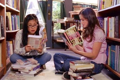 15 of our favorite pop culture bookshops Rory And Lane, Babette Ate Oatmeal, Estilo Rory Gilmore, Gilmore Girls Seasons, Team Logan, Gilmore Girl, Lorelai Gilmore, Academic Motivation, Stars Hollow