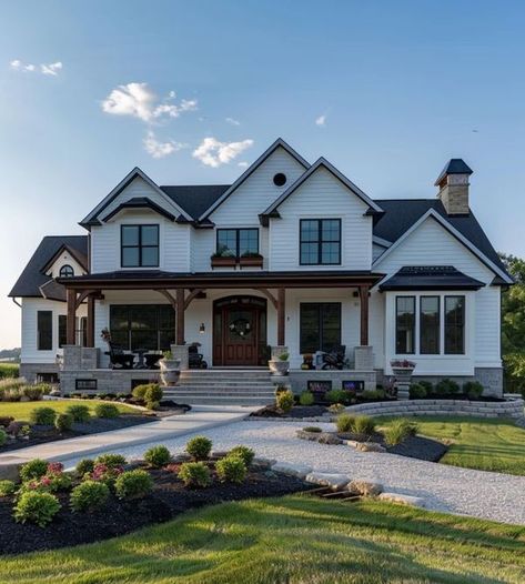 Dream House Country, White Farmhouse Exterior, White Exterior Houses, Dream Farmhouse, Luxury Beach House, Barn Style House Plans, Dream Life House, Rural Living, Gorgeous Houses