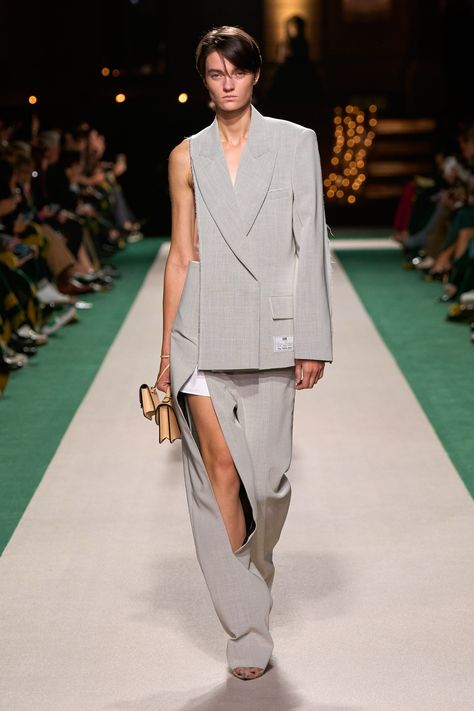 Victoria Beckham Spring 2025 Ready-to-Wear
https://www.vogue.com/fashion-shows/spring-2025-ready-to-wear/victoria-beckham/slideshow/collection#35 Style Victoria Beckham, Victoria Beckham Style, Vogue Archive, Costume National, La Fashion Week, Fashion Hub, Nyc Fashion, La Fashion, Vogue Runway