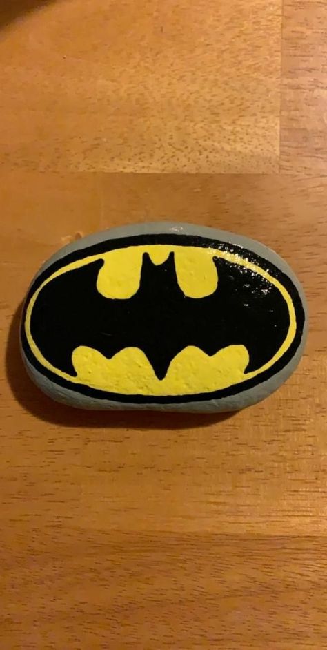 Diy Rocks, Diy Rock Art, Painted Rock Animals, Batman Symbol, Halloween Rocks, Stone Art Painting, Painted Rocks Kids, Painted Rocks Craft, Easy Canvas Art