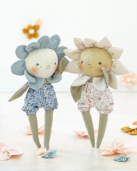 Handmade heirloom dolls (@mespetiteslunes) • Instagram photos and videos Linen Doll, Diy Dolls Making, Operation Christmas Child Boxes, Diy Rag Dolls, Flower Doll, Flower Toy, Doll Plushies, Bendy Doll, Heirloom Doll