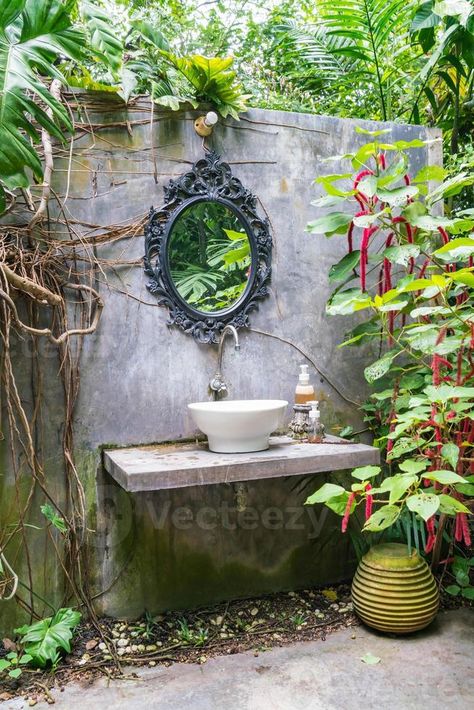 Bathroom Decor With Plants, Tropical Bathroom Design, Garden Design Tropical, Decor With Plants, Outside Toilet, Toilet Outdoor, Garden Sink, Modern Trellis, Tropical Bathroom