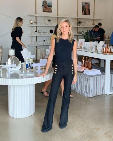 Black sleeve­less top worn by Kristin Cav­al­lari on @kristin­cav­al­lari #Black #sleeve­less #top worn by #KristinCav­al­lari on #@kristin­cav­al­lari #KristinCavallari   #outfits #fashion #spotern Kristin Cavallari Hair, Kristin Cavallari Style, Kristen Cavallari, Morgan Stewart, Dc Style, Blonde Lob, Celebrity Style Guide, Kristin Cavallari, Cooler Look