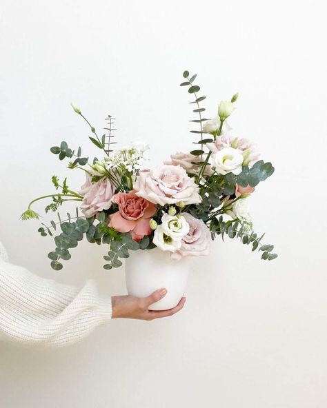 Simple Flowers Arrangements, Arranged Flowers In A Vase, Flower Bouquet Vase Ideas, Simple Pink Floral Arrangements, Flower Vase Home Decor, Small Vase Floral Arrangements, Small Pink Centerpieces, Simple Spring Floral Arrangements, Petite Floral Arrangements