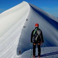 Mountain Medicine, Stick Food, Climbing A Mountain, Monte Everest, Mountaineering Climbing, High Fever, Adventure Inspiration, Ice Climbing, Adventure Sports