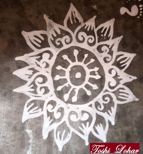 Simple Odia Jhoti Chita by Toshi Jhoti Chita Design Simple, Muruja Jhoti, Odia Jhoti, Jhoti Chita Design, Laxmi Puja, House Paintings, Alpona Design, Indian House, Rangoli Border