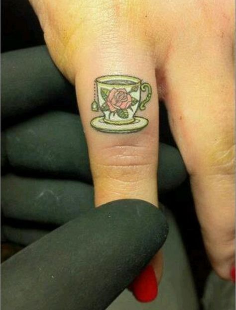 A dainty little reminder to stick your pinky out while drinking tea. | 30 Utterly Lovely Tattoos For Tea Lovers Tea Tattoo, Teacup Tattoo, Cup Tattoo, Cute Tiny Tattoos, Tatuaje A Color, 1 Tattoo, Ink Master, Girly Tattoos, Small Tattoo