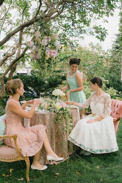 Tea Party Vintage Outfit, Tea Brunch Outfit, Vintage Tea Party Dress, Garden Tea Party Photoshoot, Vintage Tea Party Photoshoot, Tea Party Photo Shoot Women, Tea Party Pose, English Tea Party Outfit, Vintage Tea Party Outfit