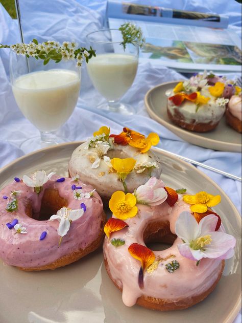 #Doughnuts #aesthetics #foodphotography Aethstetic Food, Doughnut Aesthetic, Food Aethstetic, Donuts Aesthetic, Spring Food, Picnic Aesthetic, Garden Party Birthday, Vanilla Coffee, Food Inspo