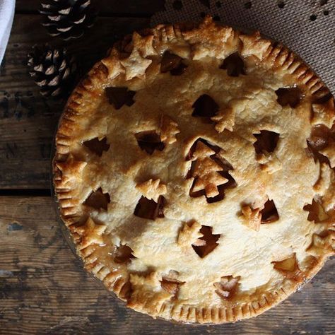 Christmas Apple Pie from The Cookery Wife Best Ever Apple Pie, Crust Designs, Baked Items, Pie Crust Designs, Cakes Design, Classic Apple Pie, Holiday Sweets, Christmas Dessert, Apple Pie Recipes