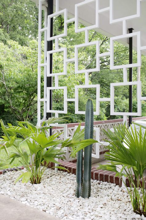 Mid Century Trellis DIY! (click through for tutorial) Diy Mid Century Modern, Garden Landscaping Diy, Diy Mid Century, Modern Trellis, Garden Tropical, Yard Landscaping Simple, Trellis Ideas, Lattice Trellis, Backyard Garden Layout