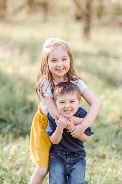 Brother And Sister Photo Ideas, Sister Photo Ideas, Toddler Photography Poses, Brother And Sister Photo, Brother Sister Poses, Brother Sister Photography, Brother Sister Photos, Sibling Photography Poses, Outdoor Family Photoshoot