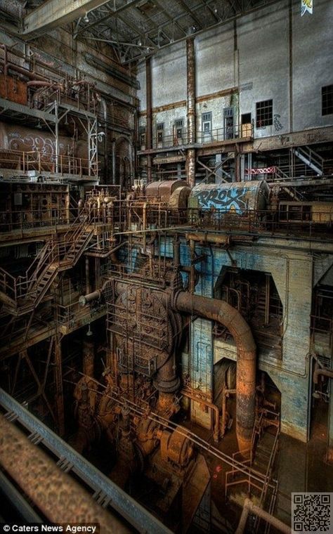 42. #Rusting Steelworks - 54 #Still Beautiful #Abandoned Buildings around the… Ville Steampunk, Matthew Christopher, Abandoned Factory, Abandoned House, Old Factory, Abandoned Mansions, Haunted Places, Urban Exploration, Abandoned Buildings