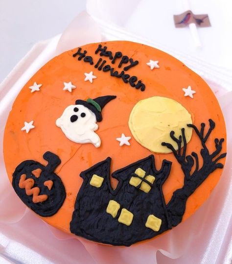 Halloween Bento Cake Ideas, Halloween Lunch Box Cake, Cute Halloween Cake Ideas, Halloween Cake Aesthetic, Simple Halloween Cake Ideas, Halloween Bento Cake, Simple Halloween Cakes, Simple Halloween Cake, Halloween Mini Cakes