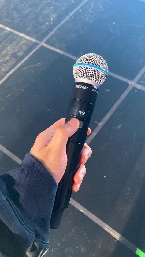 Yg Audition, Seungmin Singing, Mic Aesthetic, Microphone Aesthetic, Kids Microphone, Skz Seungmin, Guitar Kids, Dream Vision Board, Dream Career