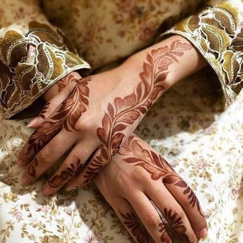 Small Beach Tattoo, Aesthetic Mehndi Designs, Aesthetic Henna, Small Beach Tattoos, Aesthetic Mehndi, Hand Aesthetic, Beach Tattoos, Short Mehndi Design, Henna Inspired Tattoos