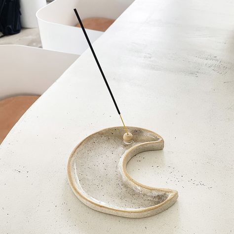 Bring a touch of handmade charm to your home decor with this elegant moon-shaped incense holder, crafted from stoneware. Its glossy finish and curved edges create a serene atmosphere, perfect for burning standard incense sticks. Add a touch of natural beauty and peace to your living space. Inspire others to bring some moon magic into their homes. Easy Hand Built Ceramics, Incent Holder Clay, Incense Holder Pottery, Diy Incense Holder Easy, Air Dry Clay Incense Holder, Moon Incense Holder, Ceramic Vases Diy, Diy Incense Holder, Cement Diy