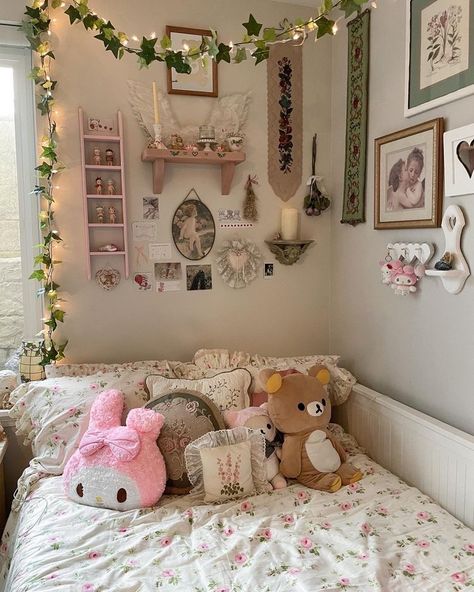 Pretty Room Colors, Flower Theme Room, Flower Bedroom Ideas, Fairytale Room, Dorm Inspo, Floral Room, Cute Bedroom Ideas, Dekorasi Kamar Tidur, Pastel Room