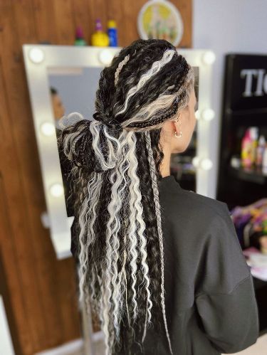 Hair Color Revival: Trends from the Past Reimagined for Today Dread Braids For Women, Wavy Locs Hairstyles, Curly Dreadlock Hairstyles, Butterfly Hair Cut, Synthetic Dreads Hairstyles, Curly Dreads, Dread Braids, Butterfly Haircut, City Skylines