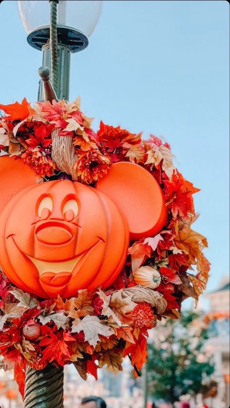 Mickey Mouse Fall Wallpaper, Thanksgiving Disney Wallpaper, Disneyland Halloween Wallpaper, Disney World Fall Aesthetic, Disney Fall Wallpaper Iphone, Disney Autumn Wallpaper, Disney Fall Aesthetic, Disney Halloween Aesthetic, Disney Fall Wallpaper