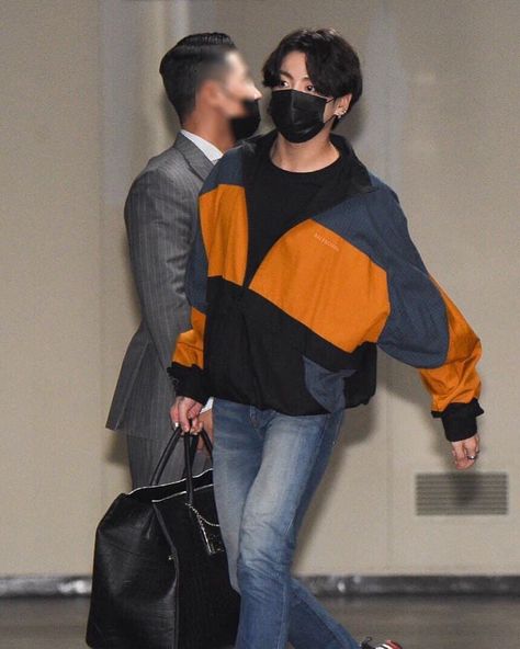 Jungkook Sport Style, Jungkook Black Aesthetic, Jungkook Outfits, Jungkook Airport, Jungkook Fashion, Jungkook Style, Bts Airport Fashion, Jungkook Black, Oversized Sweatpants