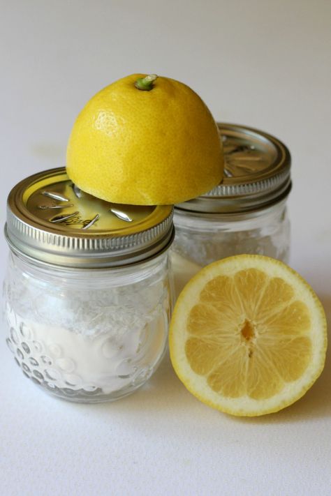 Easy DIY refrigerator freshener with baking soda and lemon essential oil Odor Eliminator Diy, Diy Air Freshner, Fridge Odor Eliminator, Lemon And Baking Soda, Baking Soda Lemon Juice, Fridge Deodorizer, Fridge Odor, Homemade Air Freshener, Clean Refrigerator