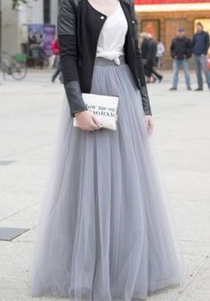 Tulle Skirt Fashion, Rok Tile, Tulle Skirt Outfit, Grey Tulle Skirt, Tutu En Tulle, Hijab Stile, Street Style Skirt, Floor Length Maxi Skirt, Tulle Skirts Outfit