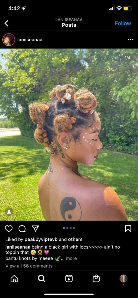 Beautiful Bun Hairstyles Featuring Artificial Blooms Yin Yang Tattoo Black Women, Loc Styles With Flowers, Summer Loc Colors, Loc Bantu Knot Styles, Bantu Knots With Locs, Summer Loc Styles, Bantu Knots Locs, Loc Bantu Knots, Short Locs With Beads